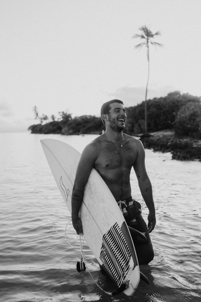 Couple de surfeurs en guadeloupe