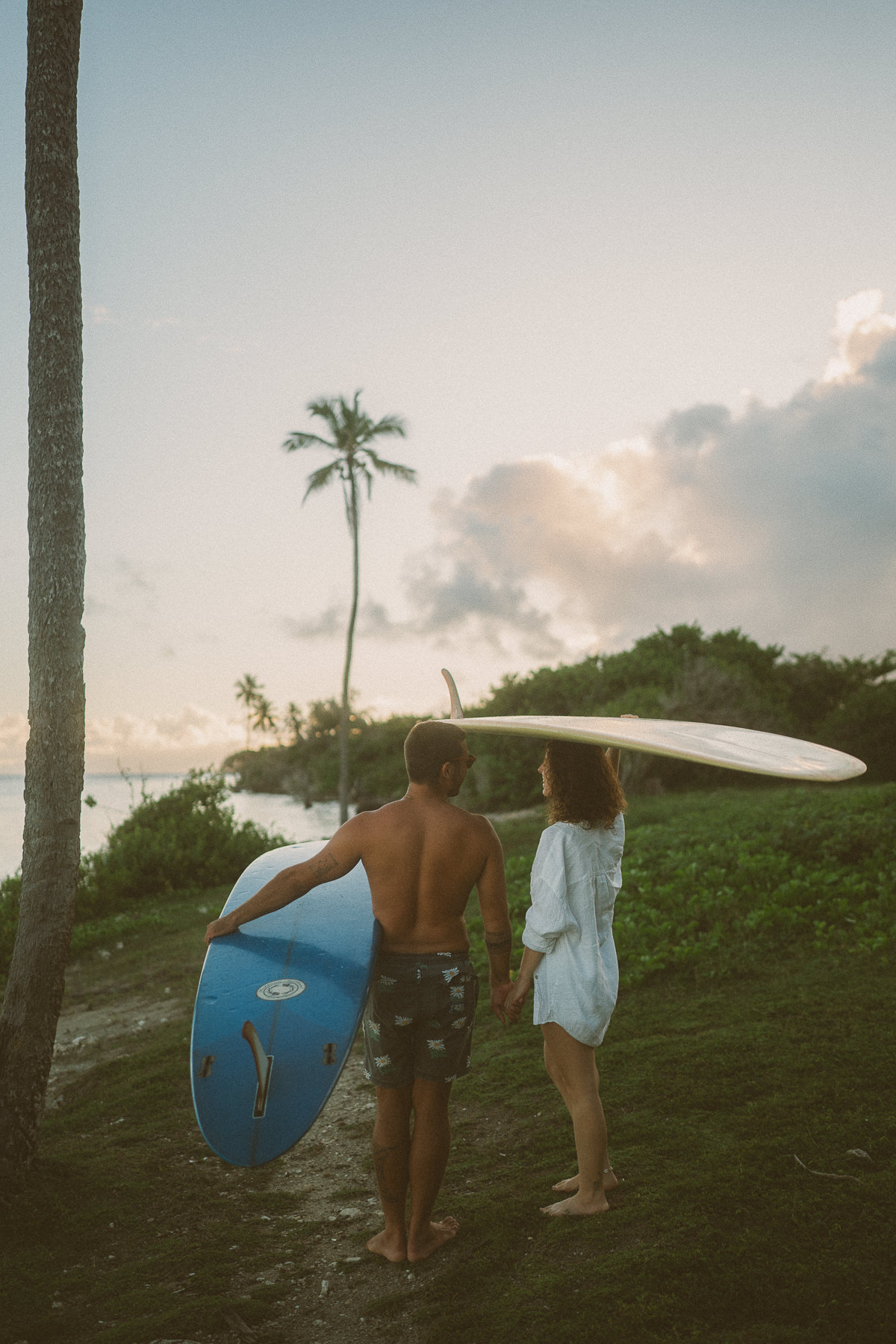 Couple de surfeurs en guadeloupe