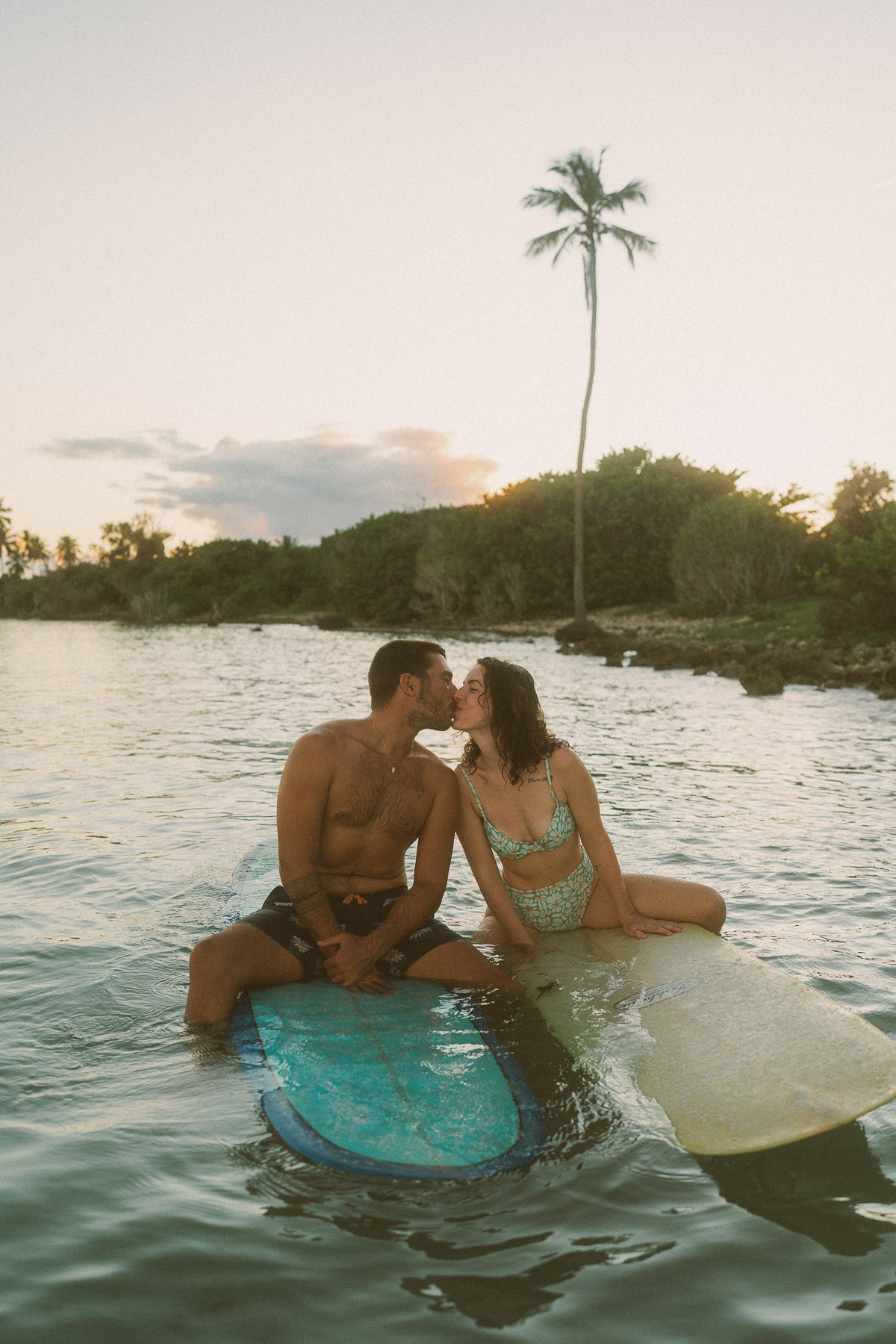 Couple de surfeurs en guadeloupe