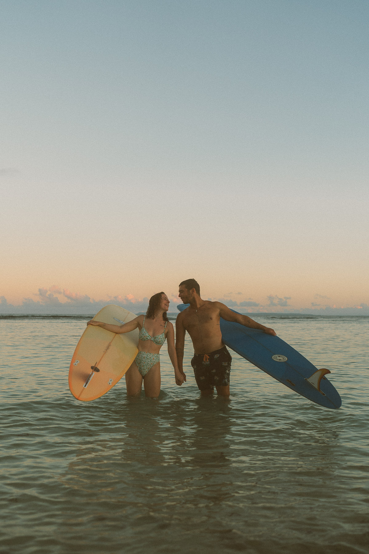 Couple de surfeurs en guadeloupe