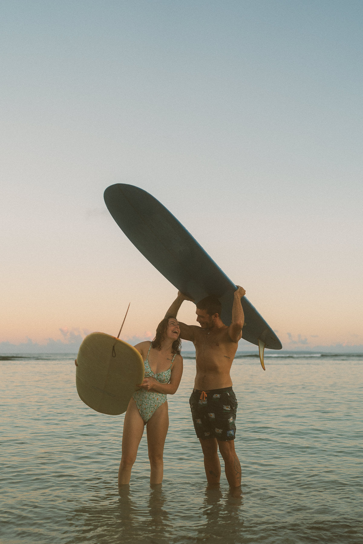 Couple de surfeurs en guadeloupe