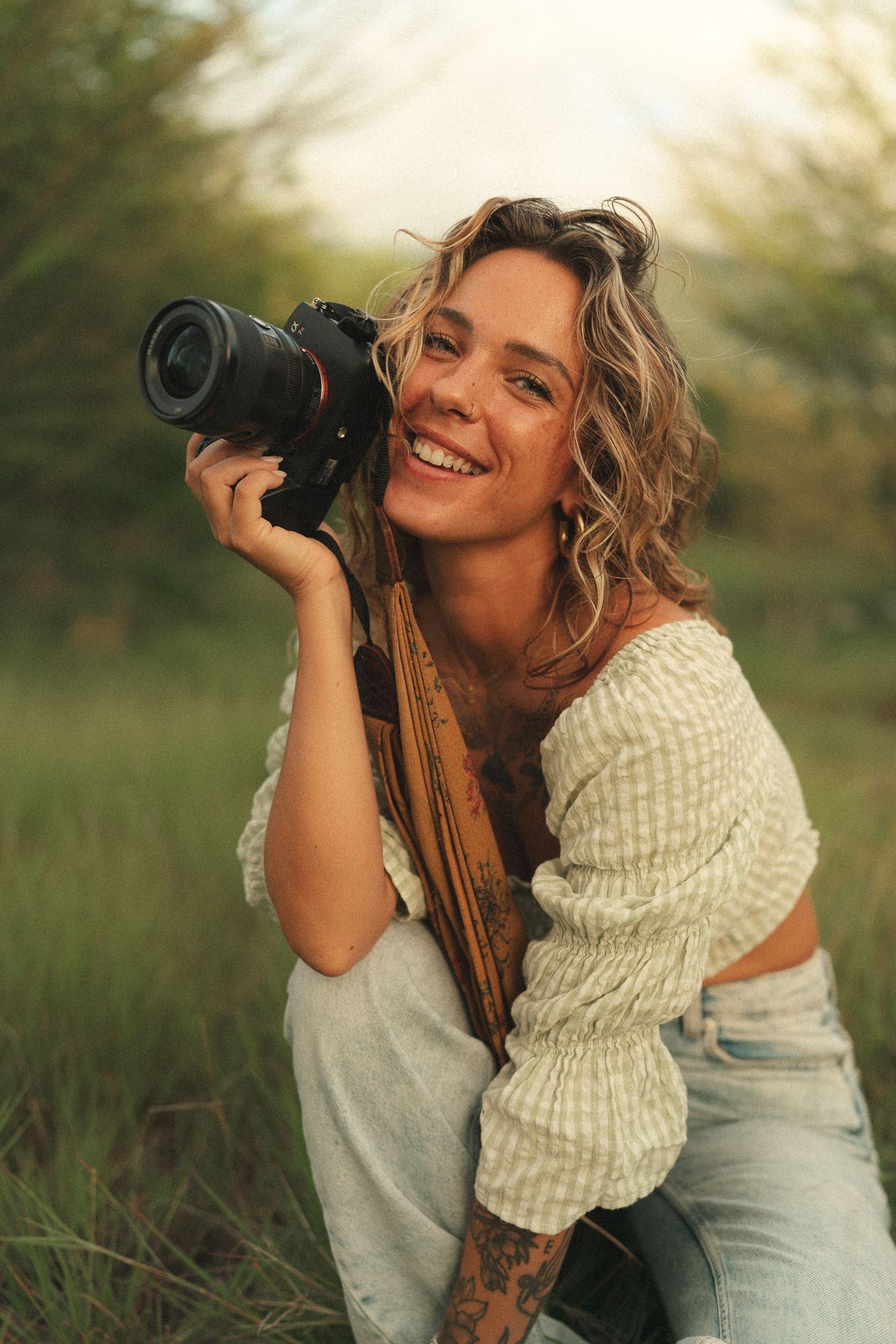 Carla Segues accroupie avec son appareil photo