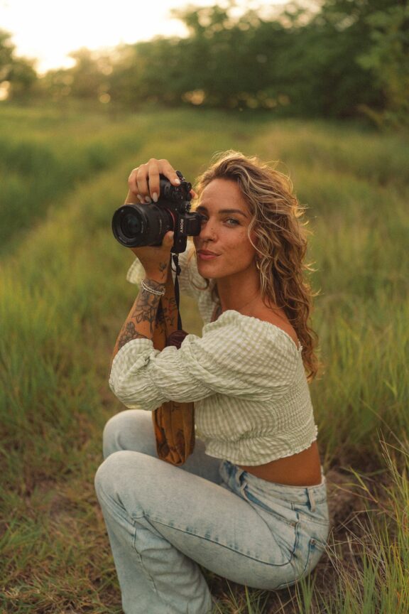 Carla Segues accroupie avec son appareil photo